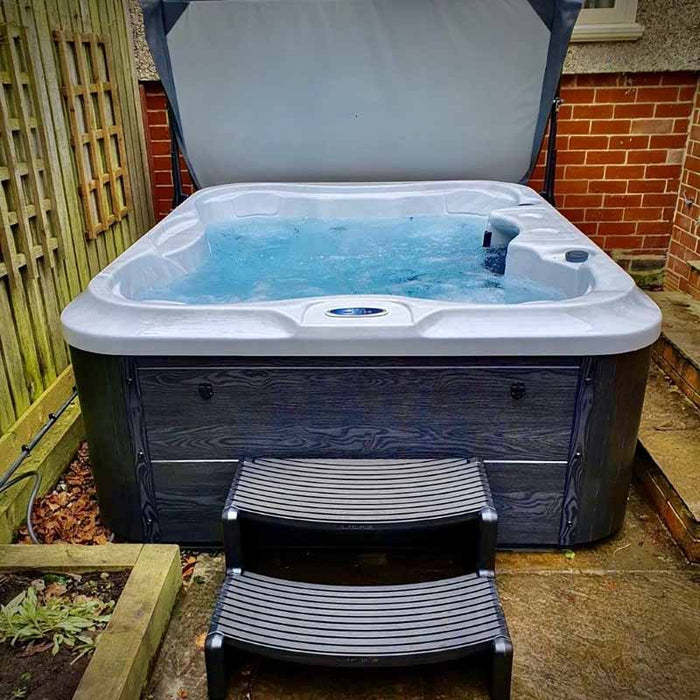 H2O 2000 Series Hot Tub (4-5 Person)