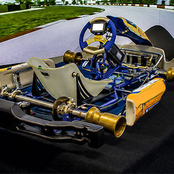 Go-kart racing simulator with realistic kart chassis, steering wheel and panoramic racetrack screen for an immersive karting simulation experience.