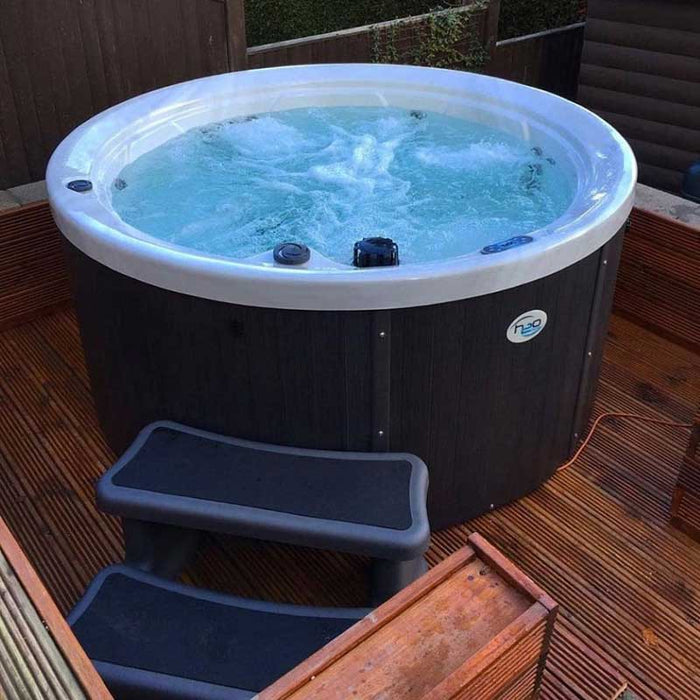 H2O 1000 Series Hot Tub (5-6 Person)