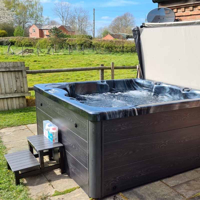 H2O 2500 Series Hot Tub (5 Person)