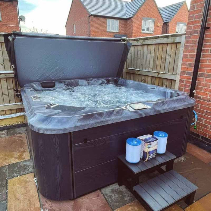 H2O 6000 6-Seater Hot Tub (In.temp)