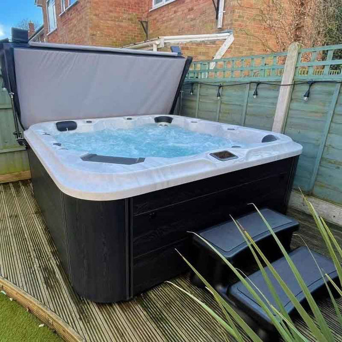 H2O 6000 6-Seater Hot Tub (In.temp)