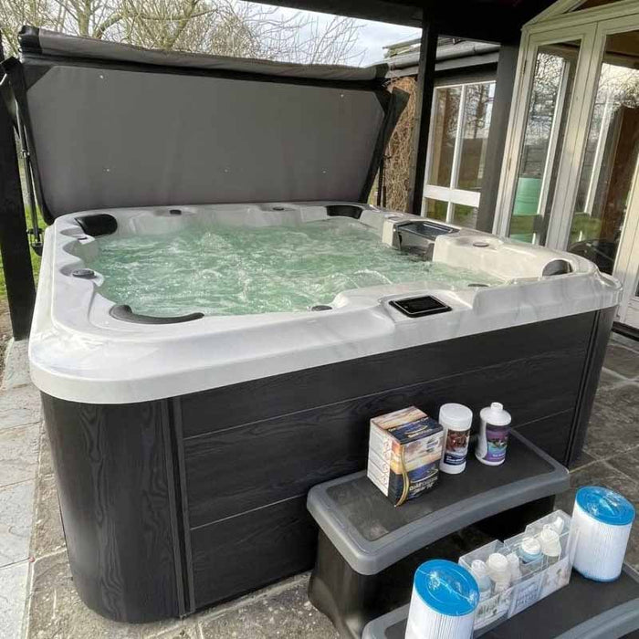 H2O 7000 7-Seater Hot Tub (In.clear & In.temp)