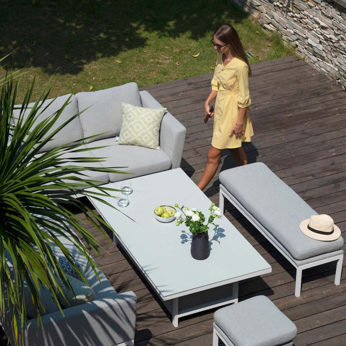 Close-up of the table’s surface, highlighting the texture and quality finish that complement any chic outdoor décor.